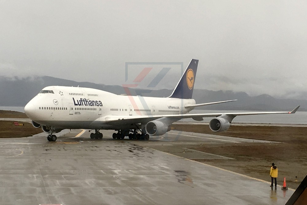 LH Boeing 747-400 D-ABVO Ushuaia Airport 14.01.2017 (iPhone photo) LH Boeing 747-400 D-ABVO Ushuaia Airport 14.01.2017 (iPhone photo)