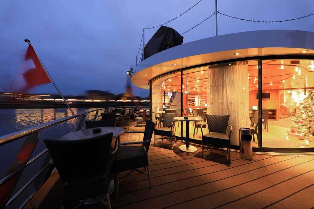 Lido-Terrasse Dämmerung MS Swiss Tiara