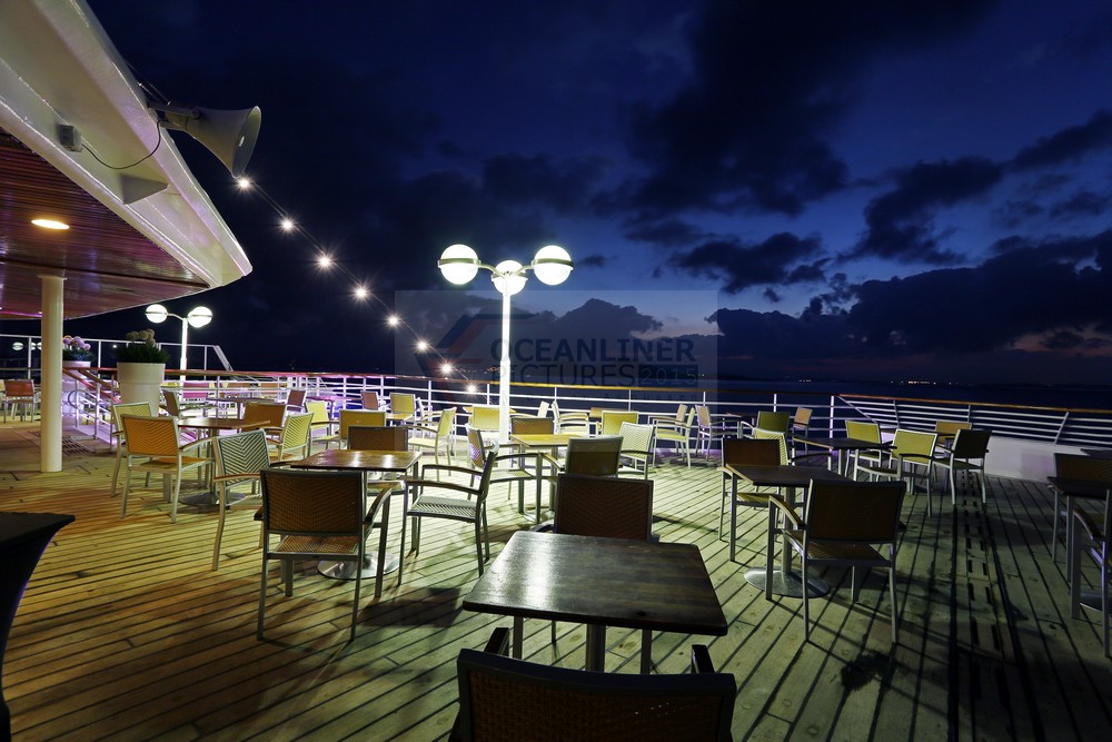 Lido-Terrasse MS Artania abends