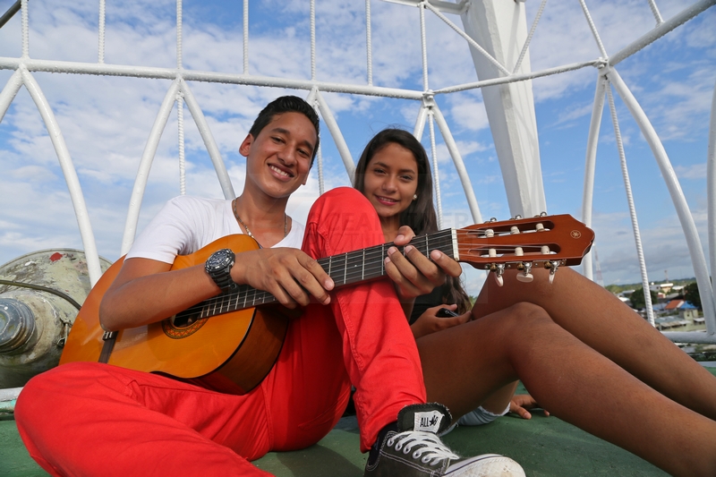 Liebespaar auf Kirchturm in Leticia 09.01.2015
