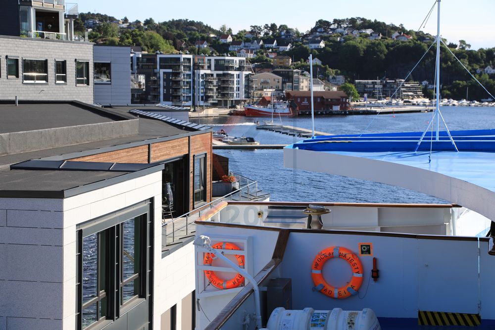 Liegeplatz der Kreuzfahrtschiffe in Arendal neben Wohnhäusern