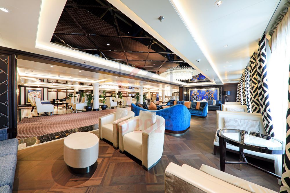 Loungebereich nahe Rezeption und Atrium Seven Seas Explorer