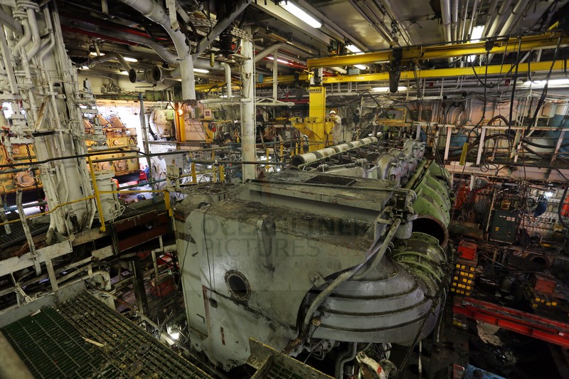 Maschinenraum MS Artania und Hauptmaschine 4 am 09.10.2014