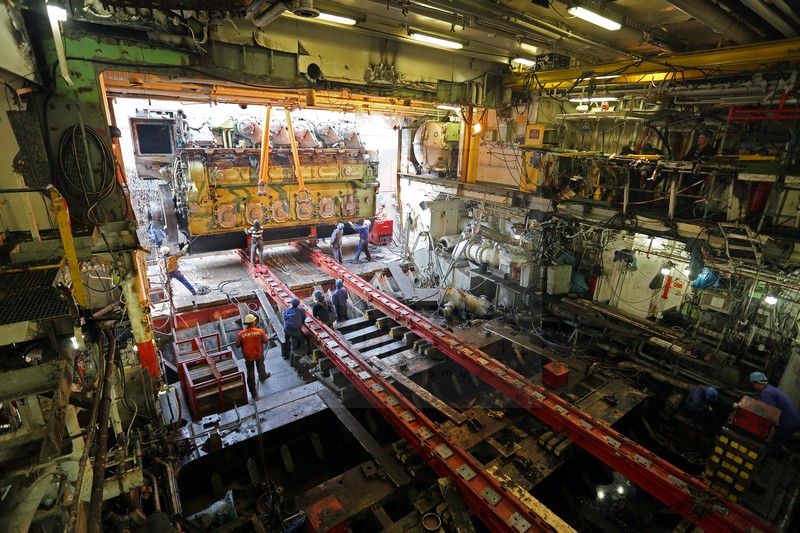 Maschinenraum und Hauptmaschine Nummer 3 MS Artania 09.10.2014