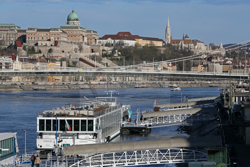 Matthiaskirche, Burgpalast und Fischerbastei mit MS Ariana in Budapest 01.04.2015