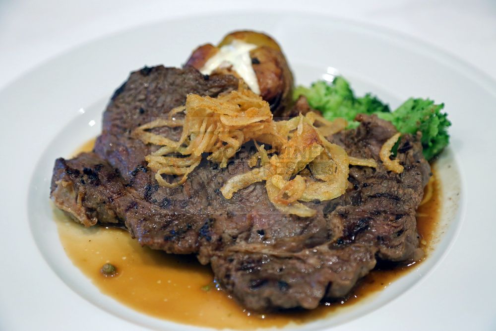 Mein Schiff 5 Atlantik Klassik abends Hauptspeise Rib-Eye-Steak mit Ofenkartoffeln und Pfeffersauce