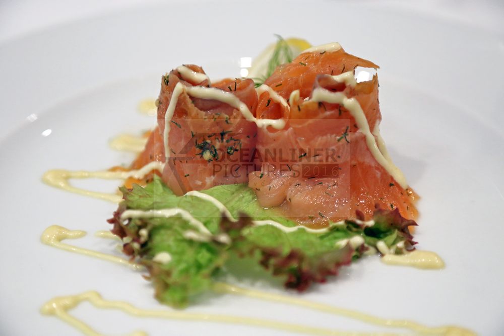 Mein Schiff 5 Atlantik Klassik abends Vorspeise hausgebeizter Graved Lachs mit Honig-Dill-Senfsauce