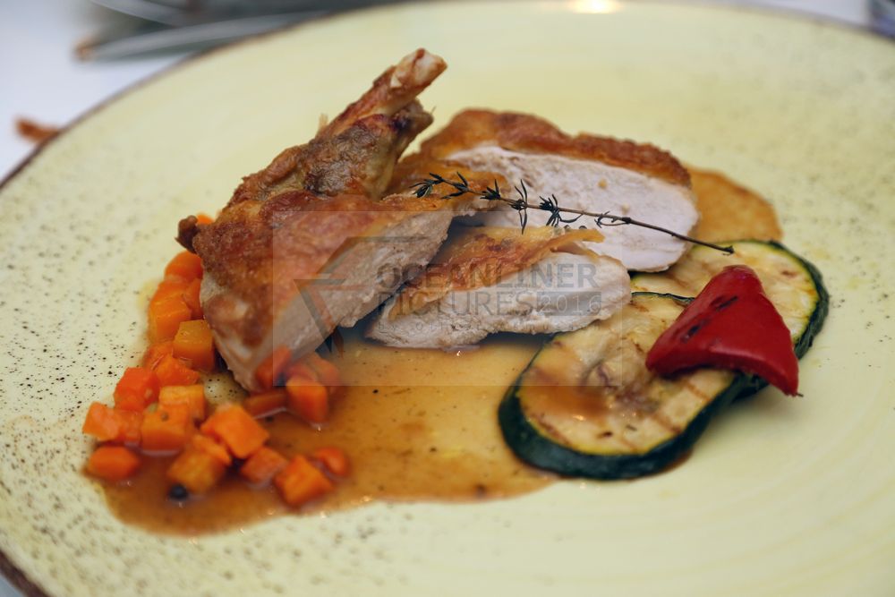 Mein Schiff 5 Atlantik Mediterran Hauptspeise Perlhuhnbrust mit Campari-Pfeffer-Sauce und Zucchinigemüse