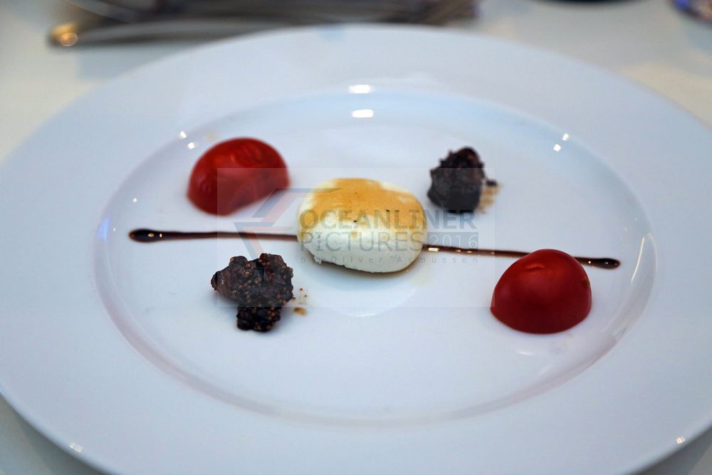 Mein Schiff 5 Atlantik Mediterran Vorspeise lauwarmer Ziegenkäse mit Balsamico-Feigen