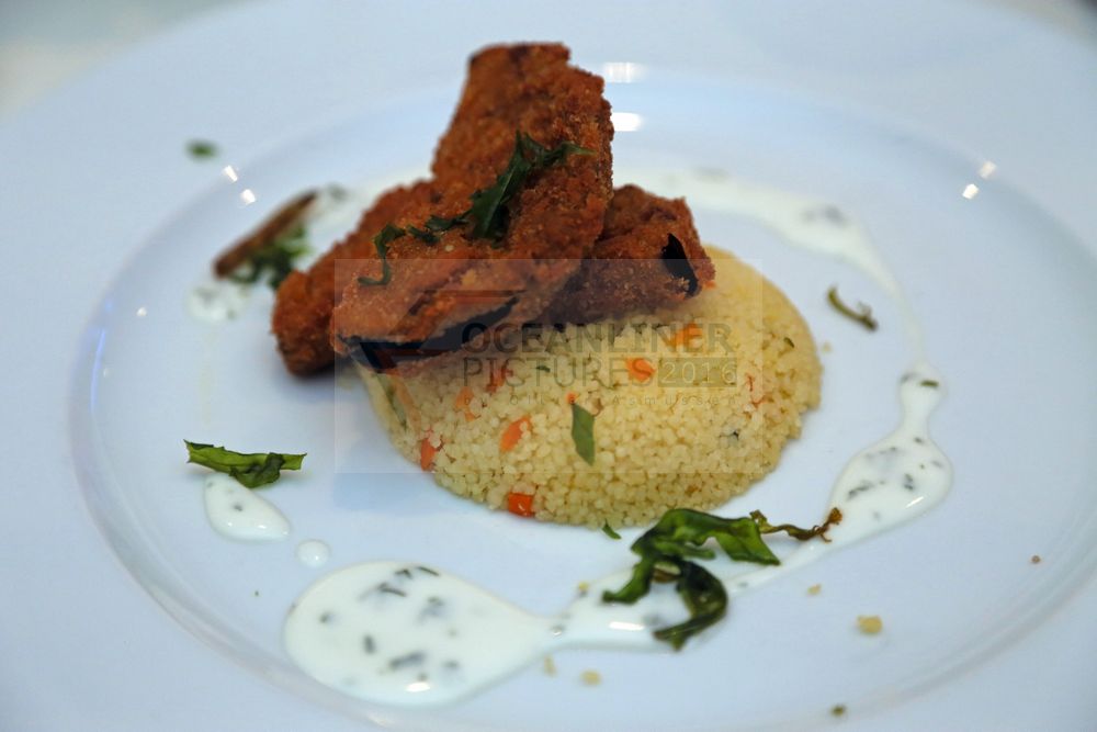 Mein Schiff 5 Atlantik Mediterran Zwischengericht gebackene Auberginenscheiben mit Couscous und Joghurt-Dip