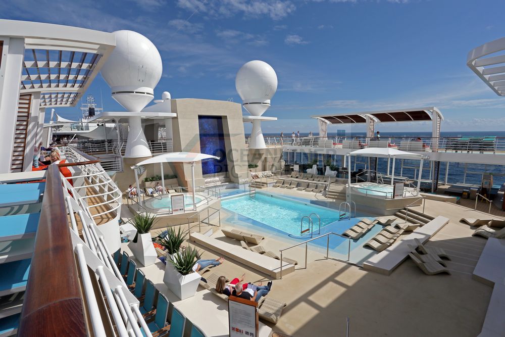 Mein Schiff 5 Blick über offene Lagune mit Pool Mein Schiff 5 Blick über offene Lagune mit Pool