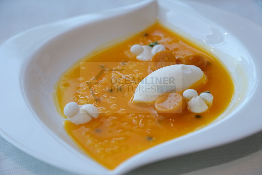 Mein Schiff 5 Hanami Restaurant by Tim Raue Nachspeise Mangosüppchen mit Vanilleeis und Passionsfrucht