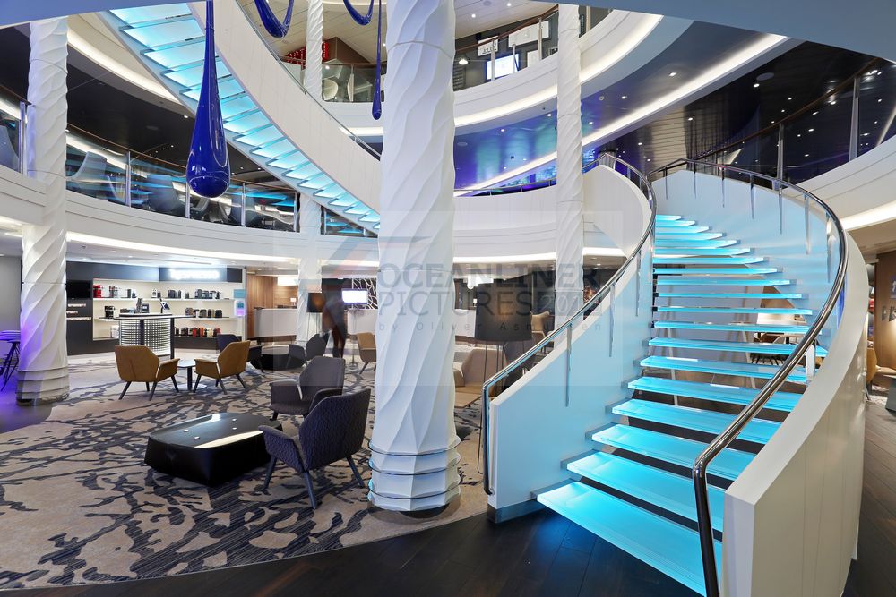 Mein Schiff 5 Treppenaufgang zwischen Nespresso Bar und TUI Bar