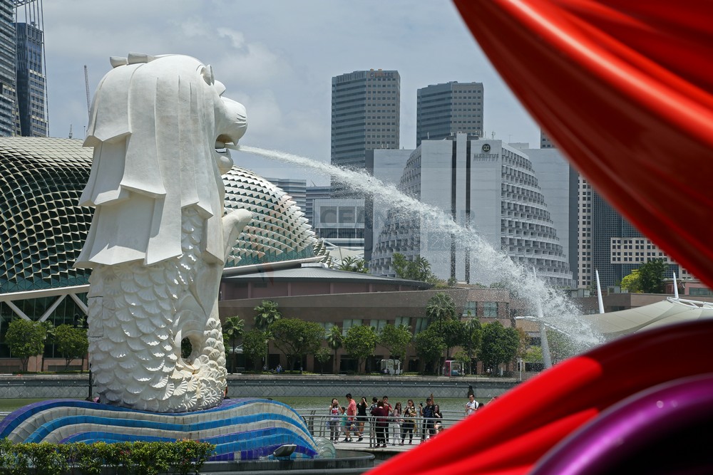 Merlion und Teil der Peace Blume von Ana Tzarev in Singapur Merlion und Teil der Peace Blume von Ana Tzarev in Singapur