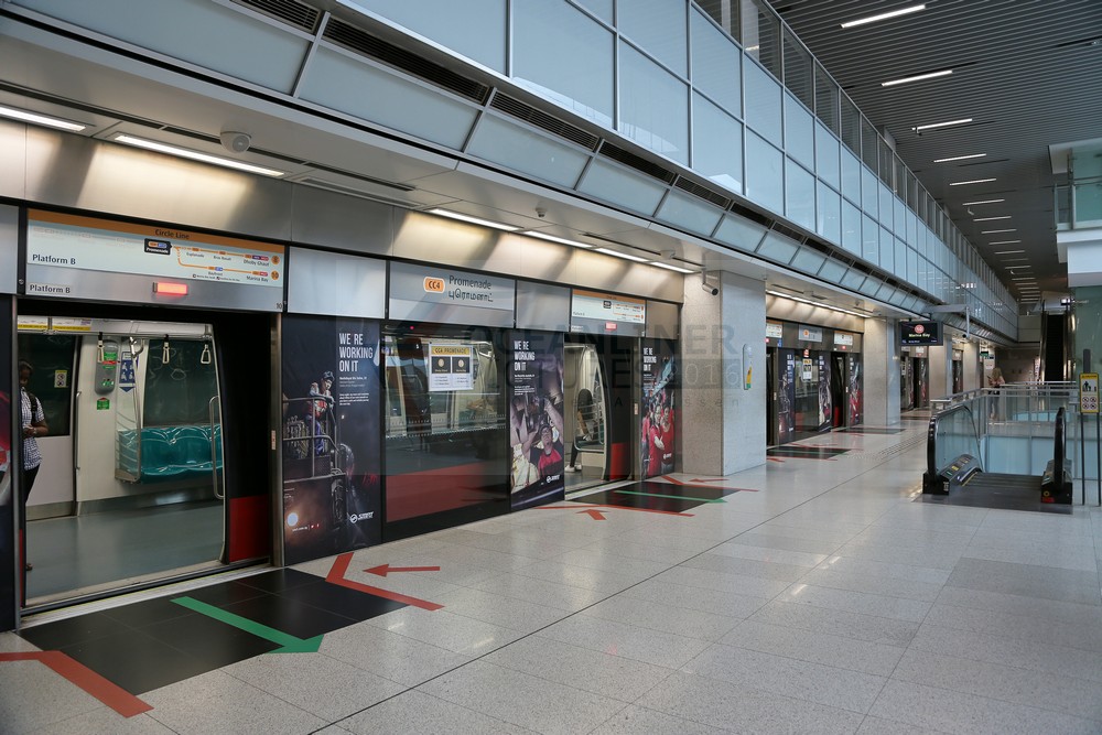 Metrostation MRT und Zug in Singapur Metrostation MRT und Zug in Singapur