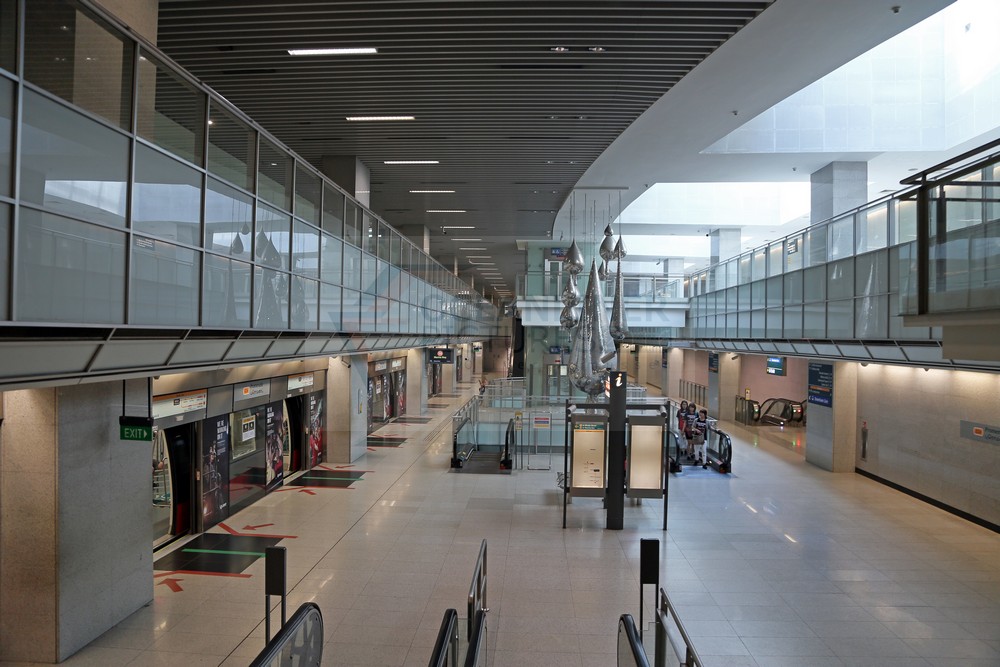 Metrostation und Zug in Singapur Metrostation und Zug in Singapur