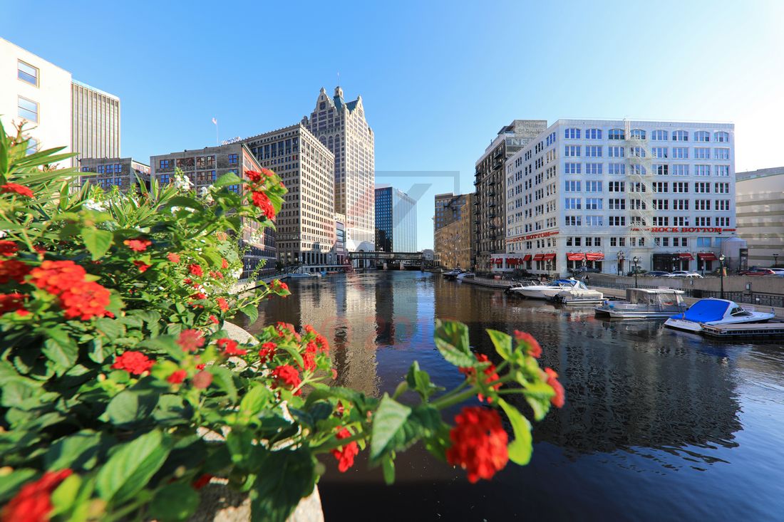 Milwaukee vom Milwaukee River betrachtet