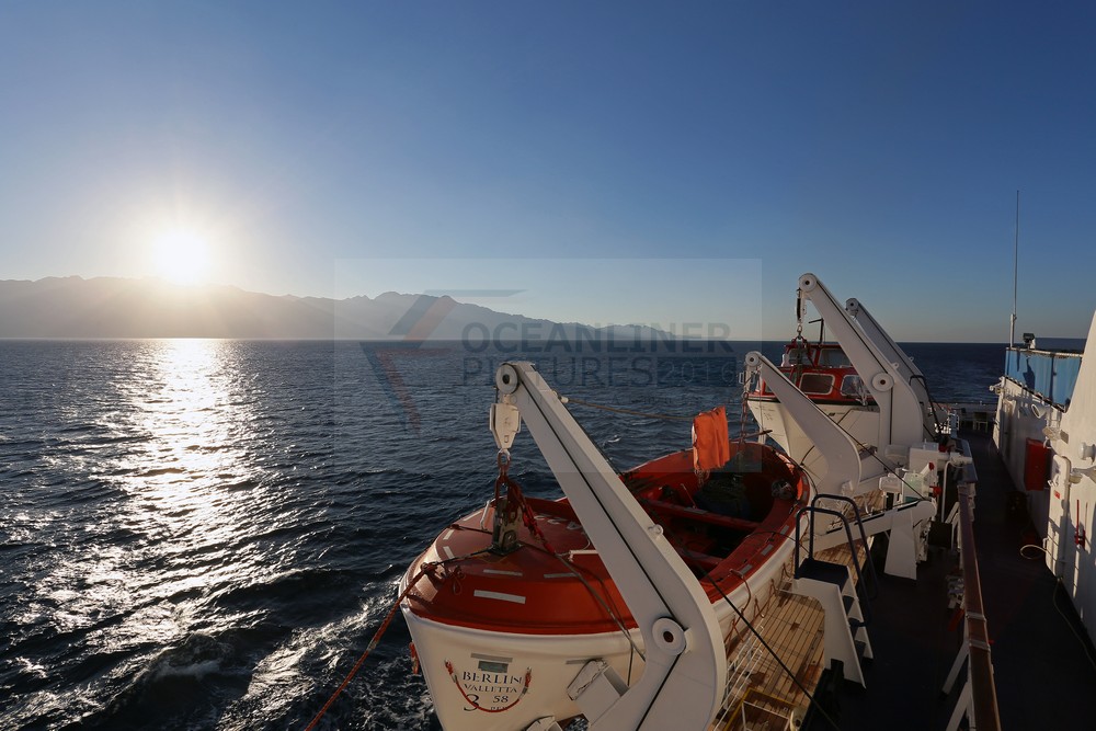 mit der MS Berlin nach Sonnenaufgang im Golf von Aqaba mit der MS Berlin nach Sonnenaufgang im Golf von Aqaba