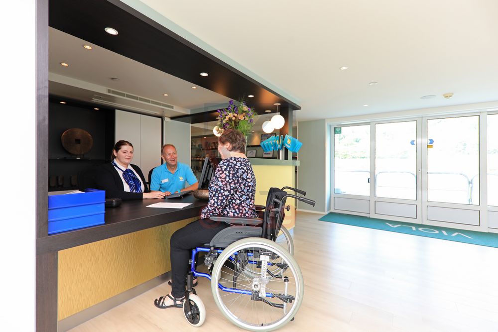 Mit Rollstuhl an der Rezeption von MS Viola