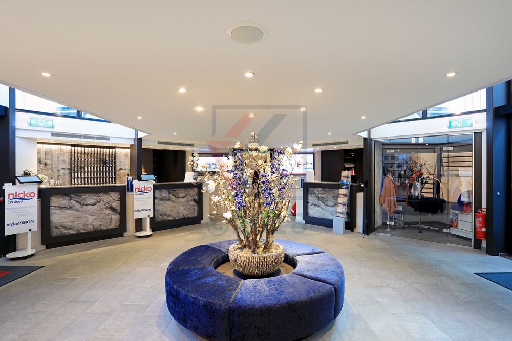Mittelinsel im Foyer mit Rezeption und Atrium nickoVision