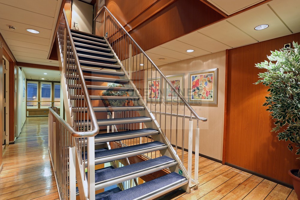 mittleres Treppenhaus mit neuen Stufenkanten MS Berlin