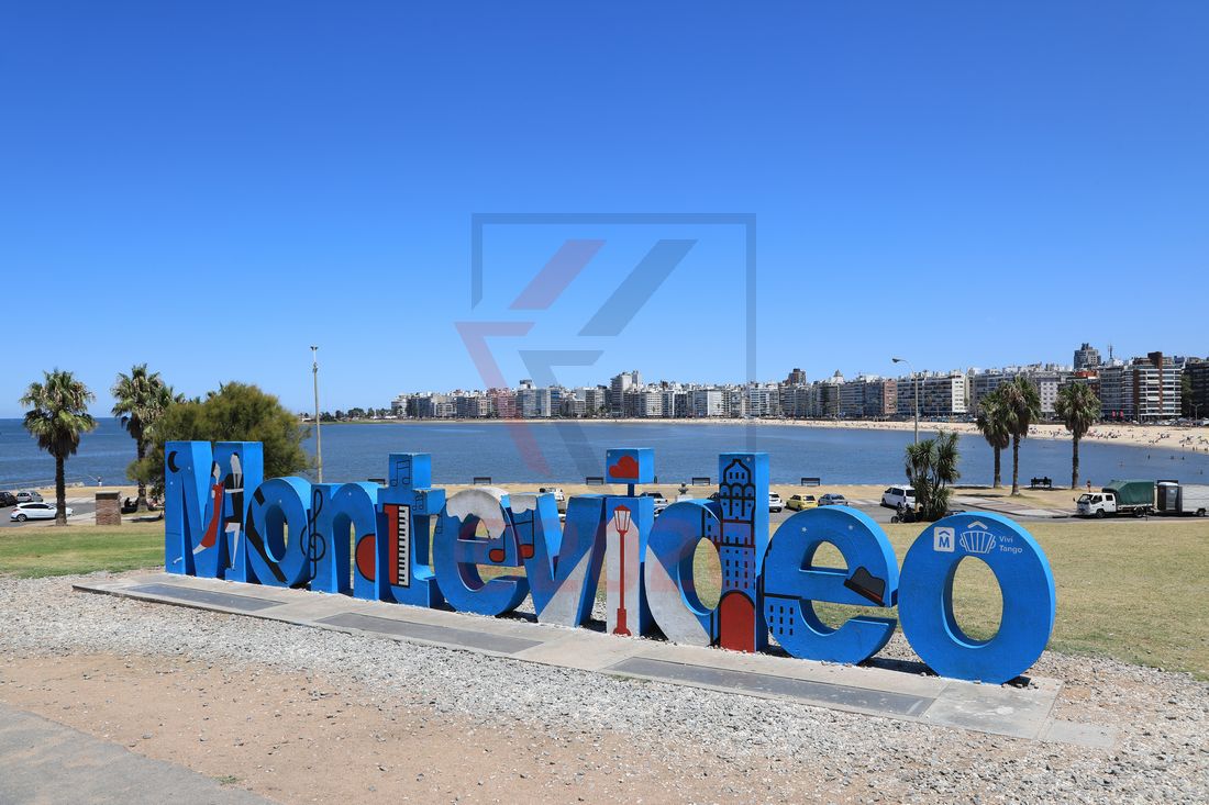 Montevideo Sign am Playa Los Pocitos