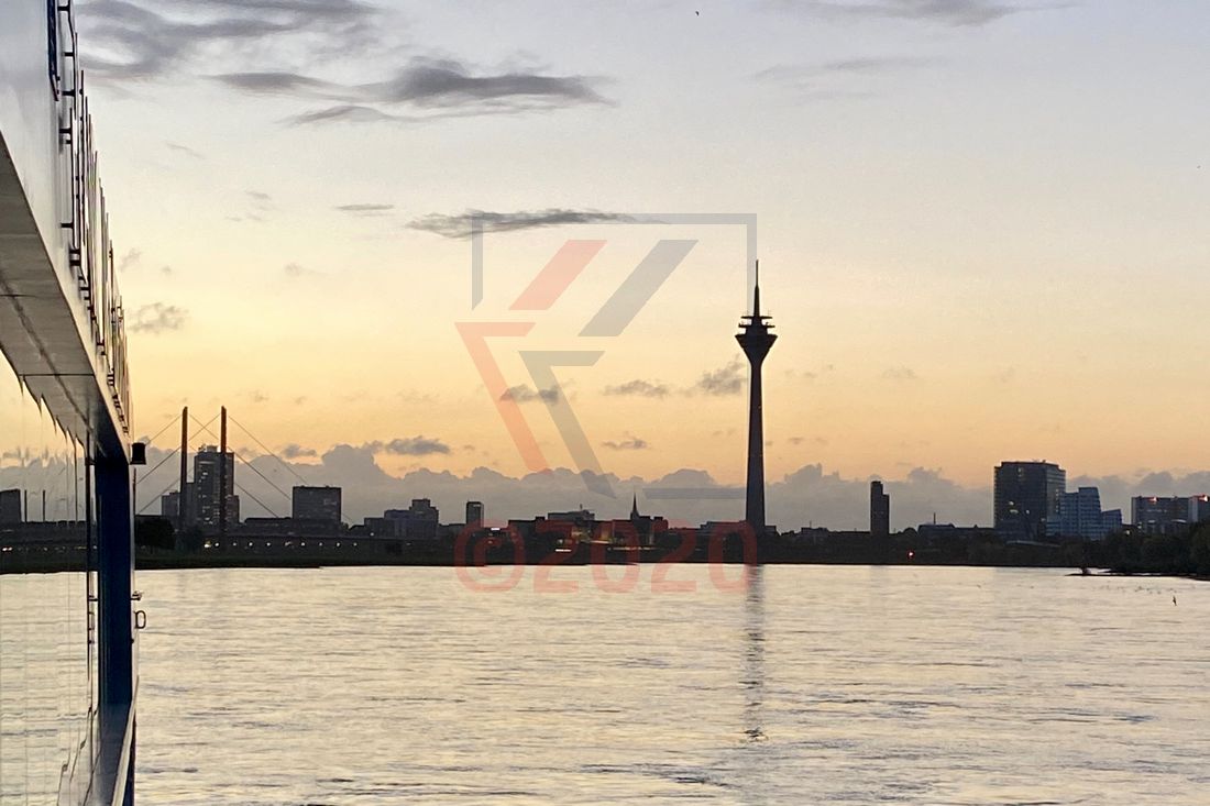 Morgenhimmel mit Rheinturm in Düsseldorf