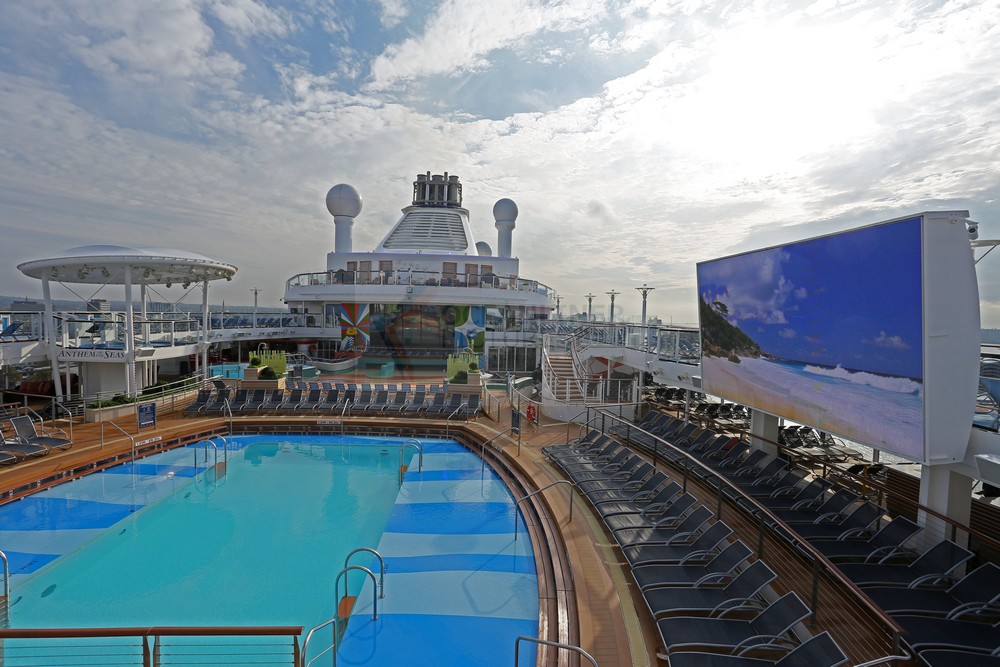 Movie Screen und Outdoor Pool Anthem of the Seas