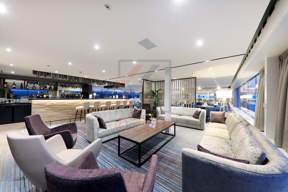 MS Adora Bibliothek und Panorama Lounge Bar