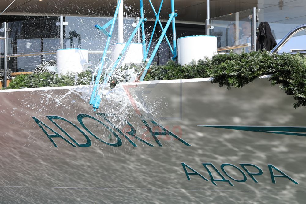 MS Adora Taufe in Wien Champagnerflasche am Bug