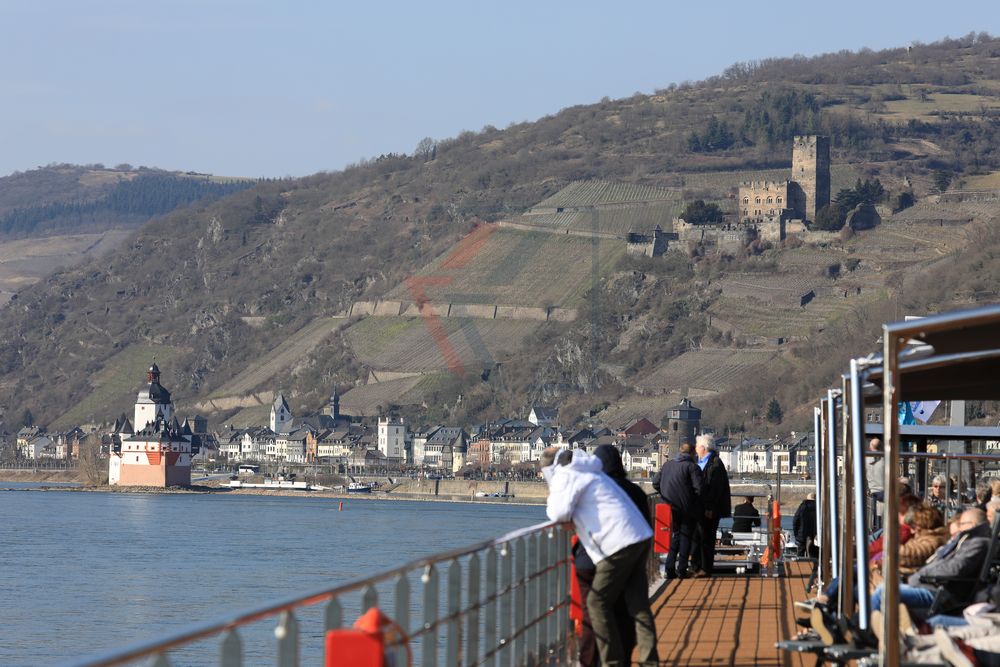 MS Alena auf Taufreise im Rheintal vor Burg Pfalzgrafenstein und Burg Gutenfels
