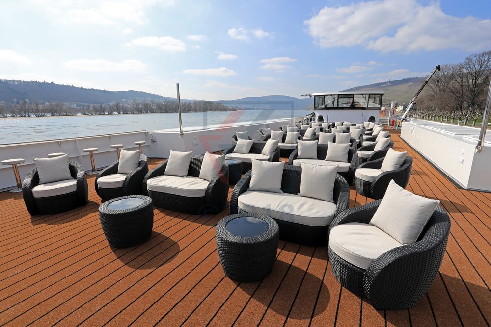 MS Alena Bugbereich Sonnendeck mit Loungemöbeln