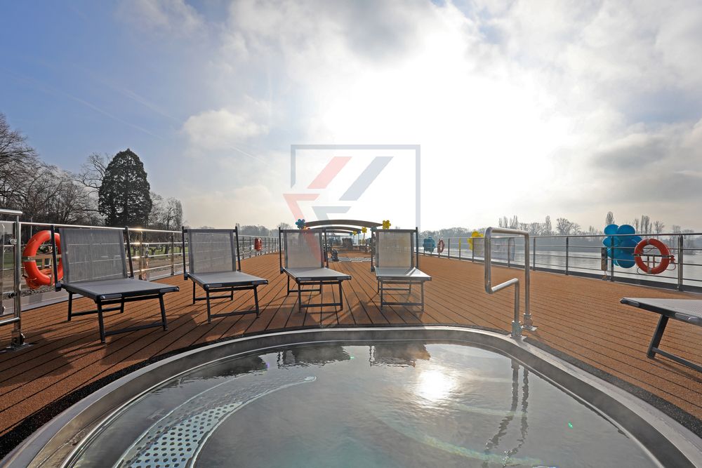 MS Alena Pool und Sonnendeck