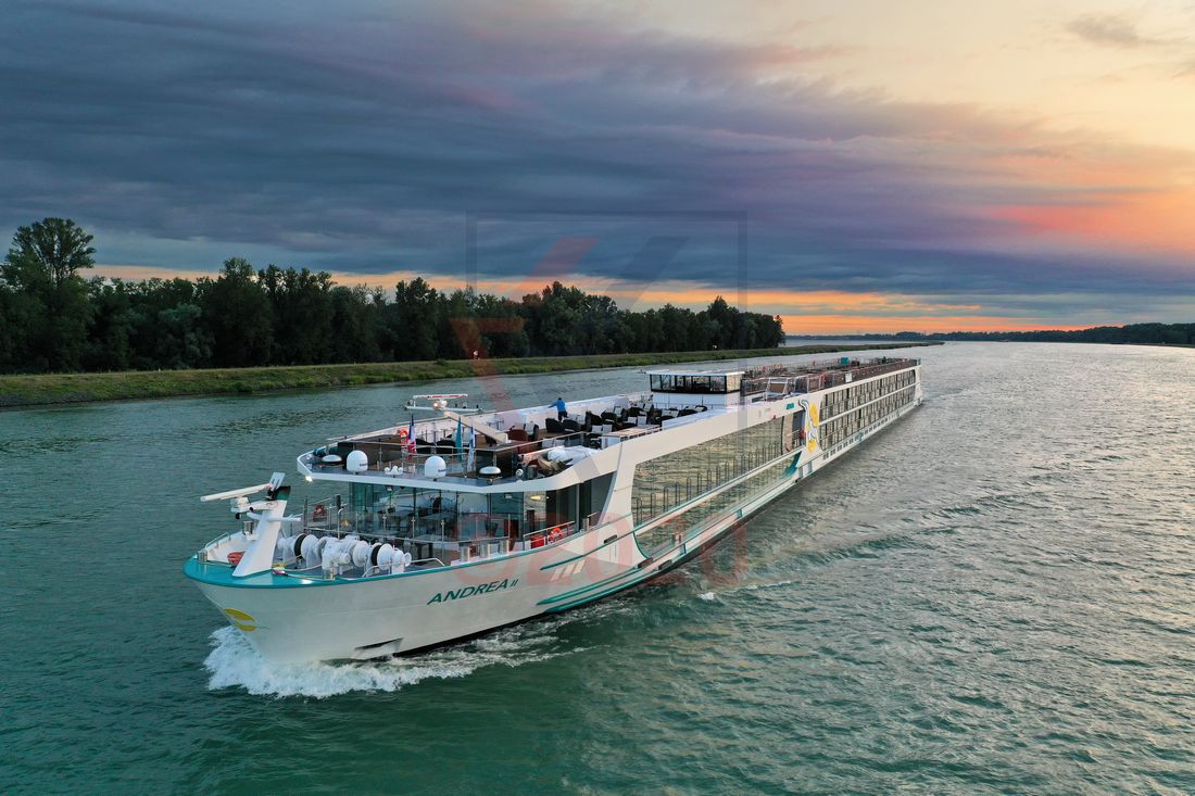 MS Andrea im Sonnenaufgang auf dem Rhein