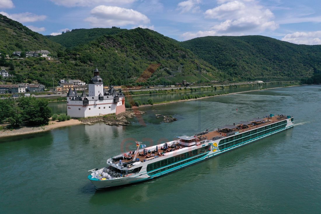 MS Andrea vor Burg Pfalzgrafenstein