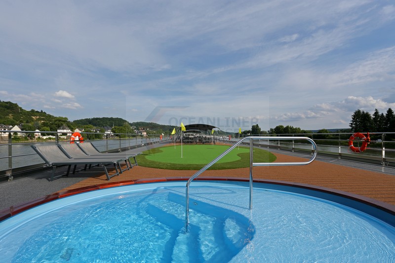 MS Anesha Pool und Golf Putting Green