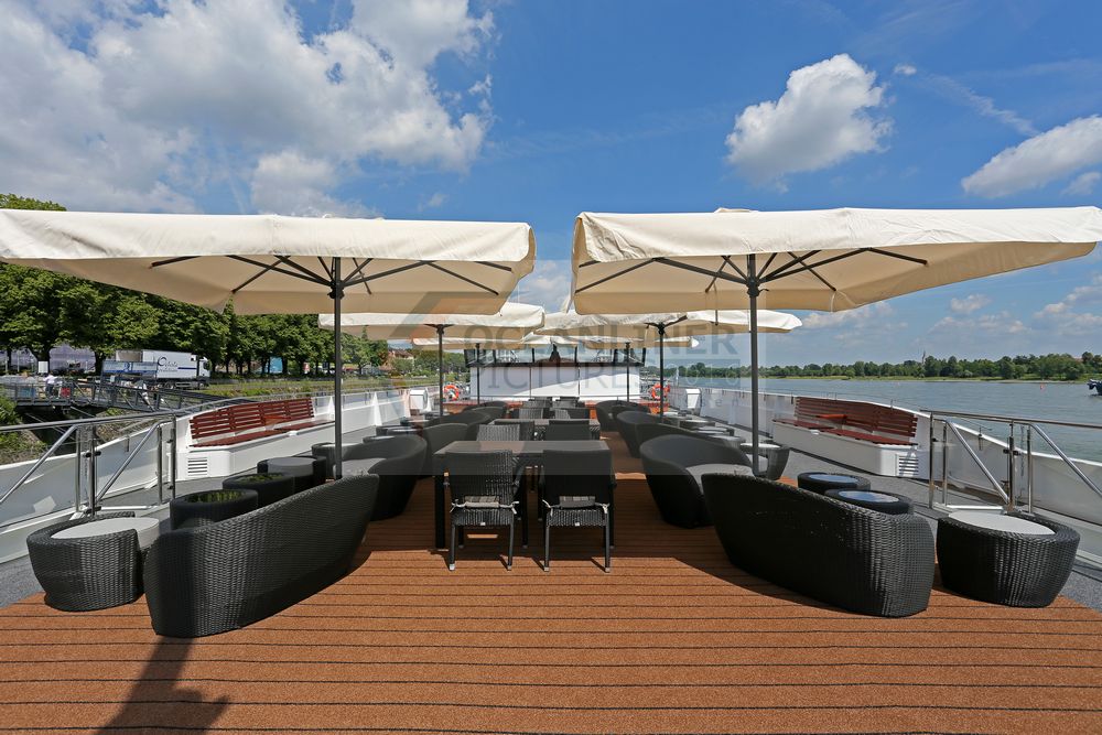 MS Anesha Sonnendeck im Bugbereich mit Loungemöbeln