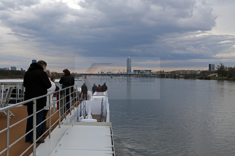 MS Ariana erreicht die Stadt Wien 29.03.2015