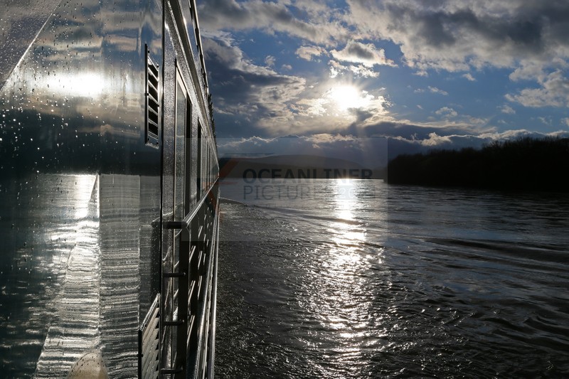 MS Ariana im Abendlicht auf der Donau 02.04.2015