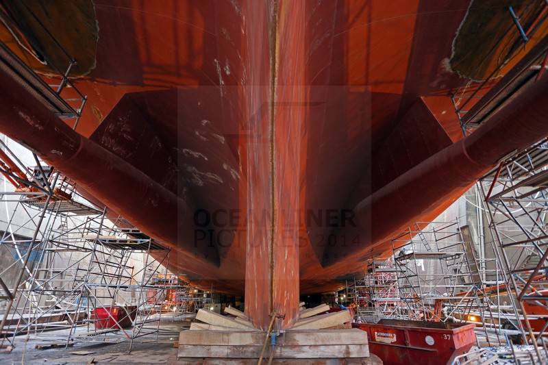 MS Artania auf Pallen im Dock 22.10.2014 MS Artania auf Pallen im Dock 22.10.2014