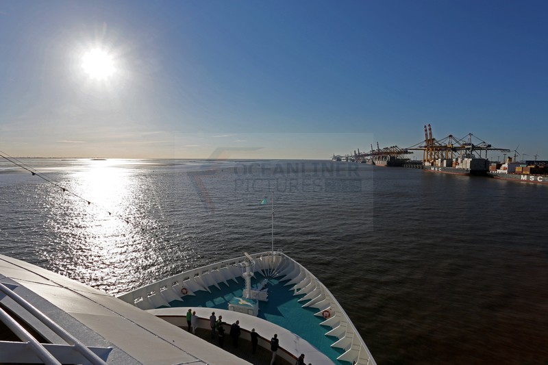 MS Artania auslaufend Bremerhaven