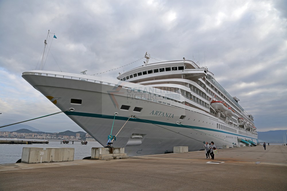 MS Artania morgens in Ajaccio, Korsika, 19.12.2015