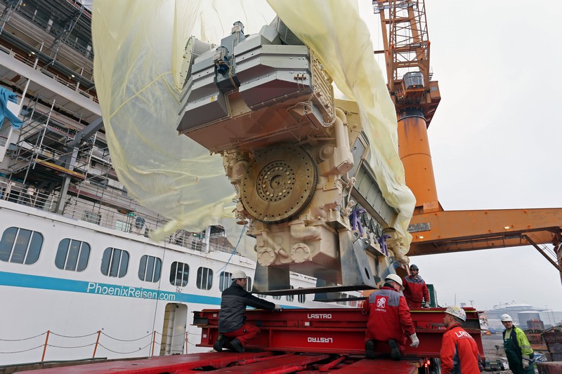 MS Artania neuer Wartsila Motor Transport 21.10.2014 MS Artania neuer Wartsila Motor Transport 21.10.2014