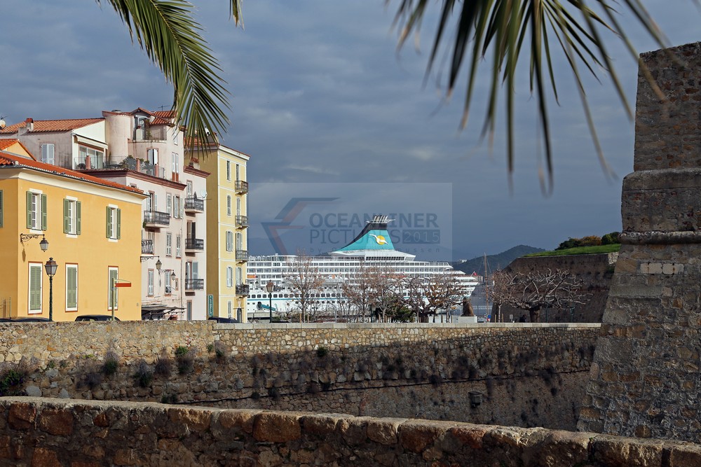 MS Artania und Altstadt von Ajaccio, Korsika