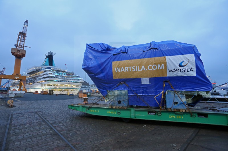 MS Artania und neuer Wartsila Motor 21.10.2014 MS Artania und neuer Wartsila Motor 21.10.2014