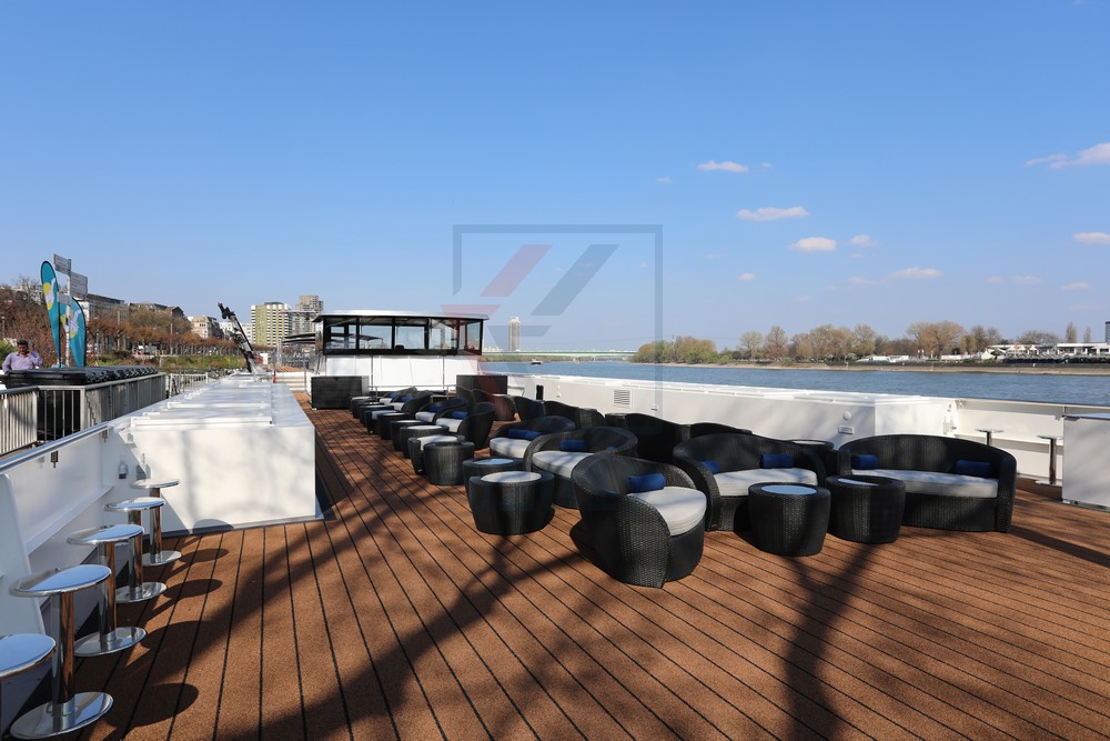 MS Asara Sonnendeck im Bugbereich mit Loungemöbeln