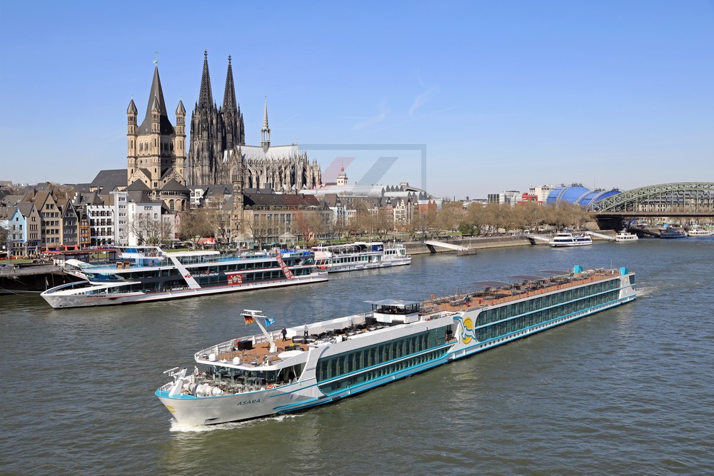 MS Asara vor dem Kölner Dom 