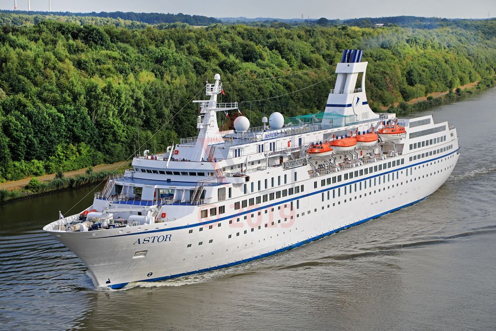 MS Astor auf dem Nord-Ostsee-Kanal