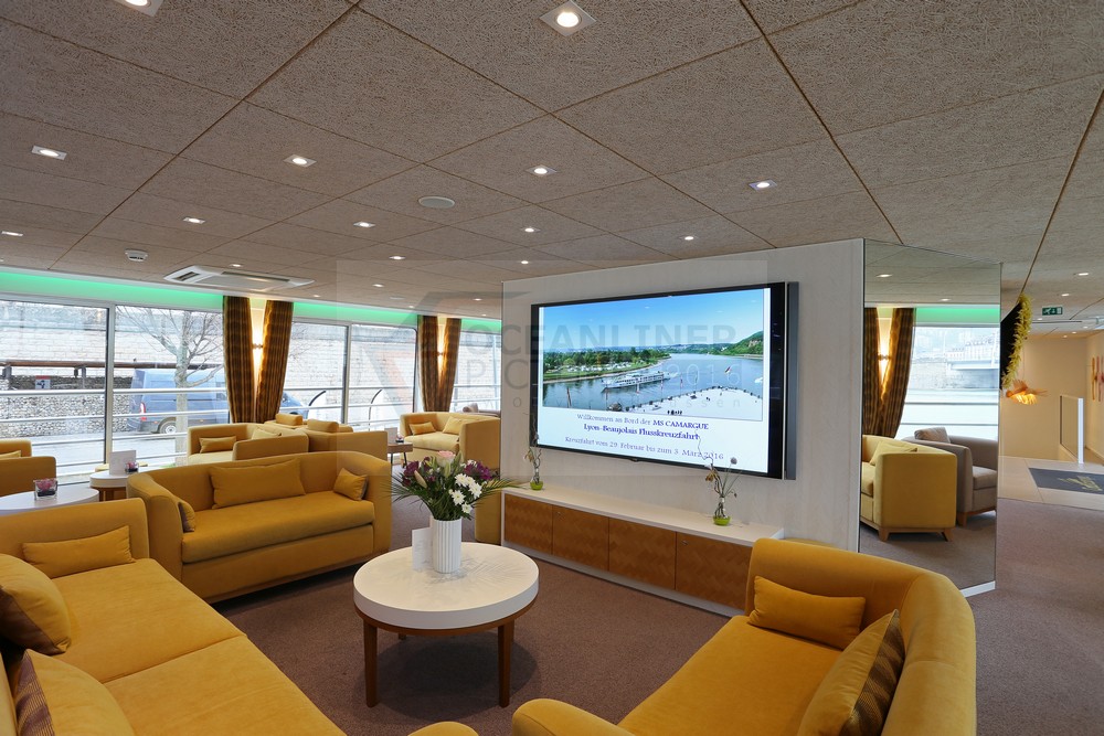 MS Camargue Panorama-Lounge mit Sitzecke und 55 Zoll Fernseher