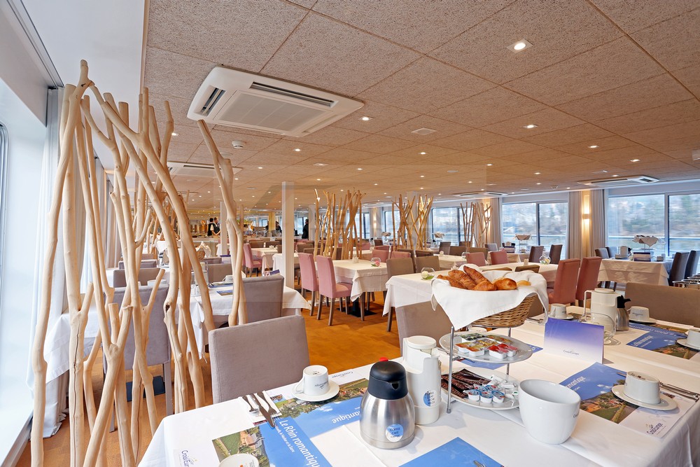 MS Camargue Restaurant eingedeckt zum Frühstück